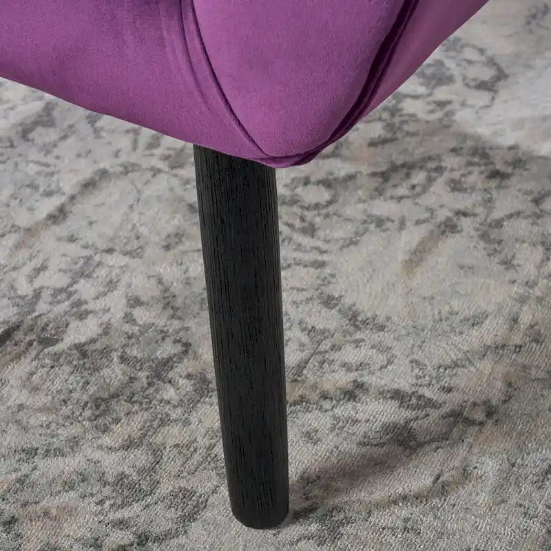 Fauteuil à oreilles de style milieu de siècle – Velours capitonné, pieds en chêne, 34 larg. x 30 prof. x 40 haut. po.