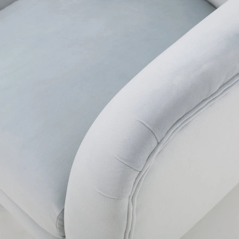 Fauteuil à oreilles de style milieu de siècle – Velours capitonné, pieds en chêne, 34 larg. x 30 prof. x 40 haut. po.