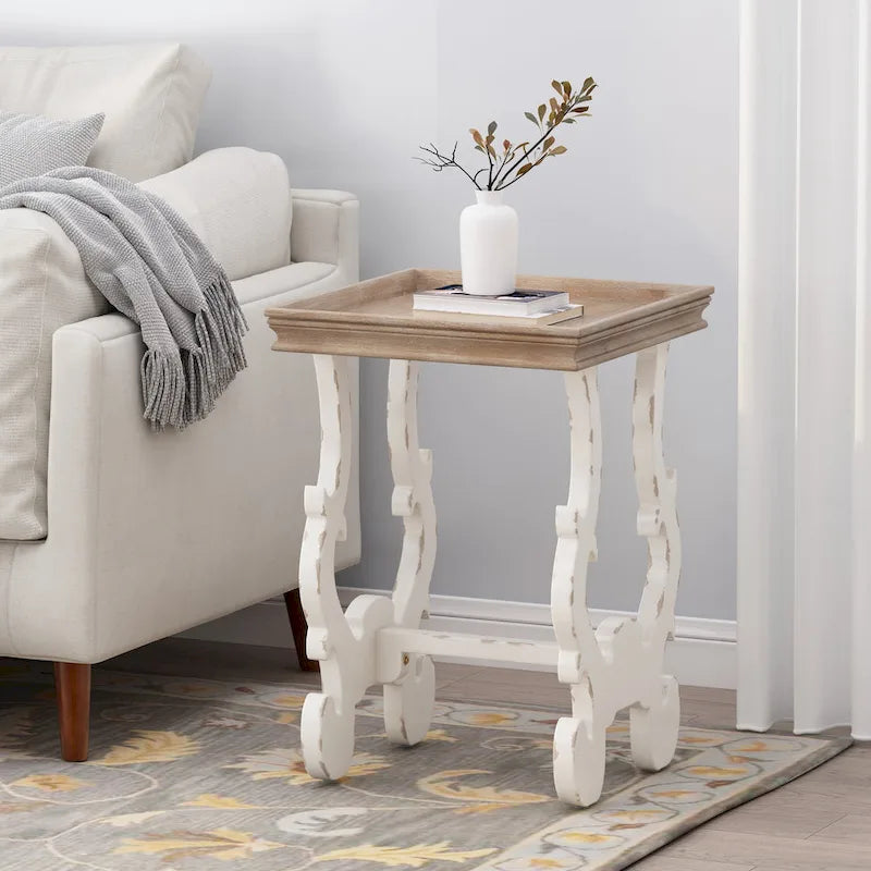 Table d'appoint de style champêtre français – Pieds sculptés, plateau à rebords, entretoise en H, 47,6 cm carré