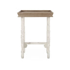 Table d'appoint de style champêtre français – Pieds sculptés, plateau à rebords, entretoise en H, 47,6 cm carré
